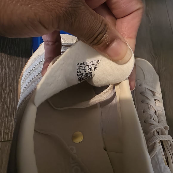 NWT- Adidas Gazelle Beige Sneakers Size 8.5 For Women And 7 In Men For US sizes - Picture 8 of 10
